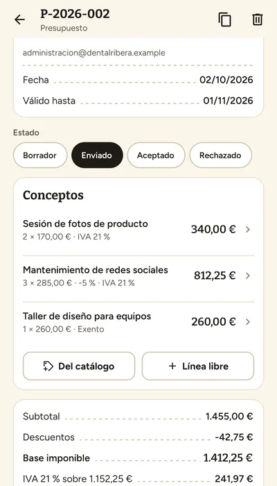Presupuesto P-2026-002 con tres conceptos, su estado «Enviado», la base imponible y los botones para exportar a CSV y compartir en PDF